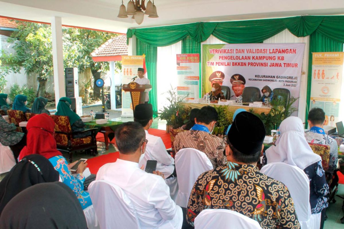 Tim dari Provinsi Jatim saat melakukan verifikasi di Kampung KB Kelurahan/Kecamatan Gadingrejo, Kota Pasuruan pada Jumat (3/6/2022) - (Foto: Humas Pemkot Pasuruan)