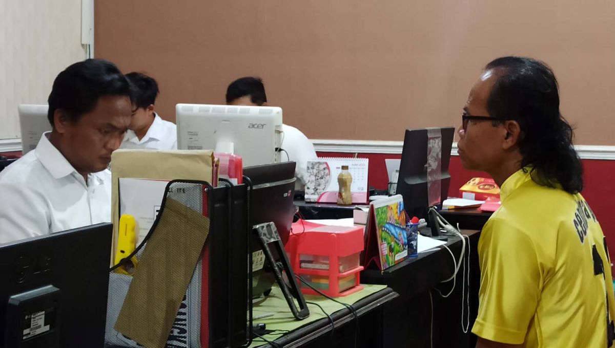 Salah satu warga dimintai keterangan oleh Satreskrim Polres Ponorogo terkait viral rekaman suara penculikan anak (Foto: Mita Kusuma/jatimnow.com)