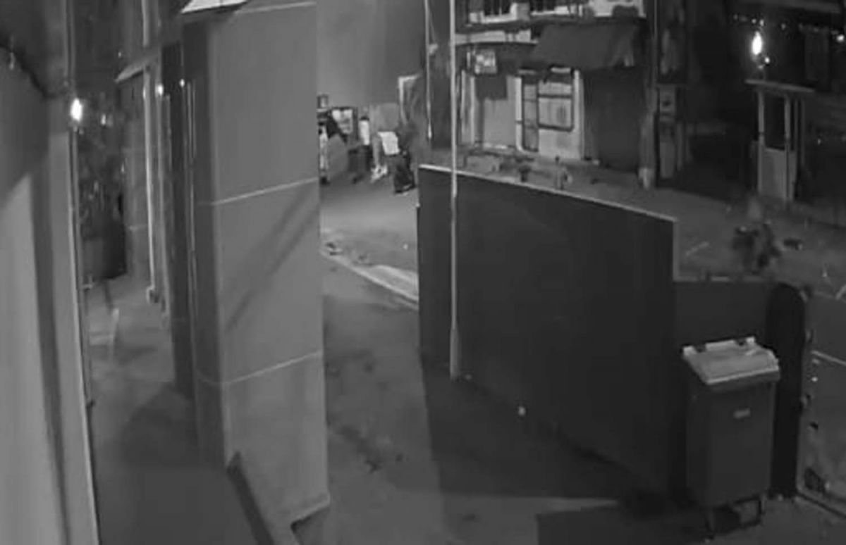 Sejumlah remaja saat mencuri motor milik PKL di Kota Batu (Foto: Tangkapan layar video CCTV)