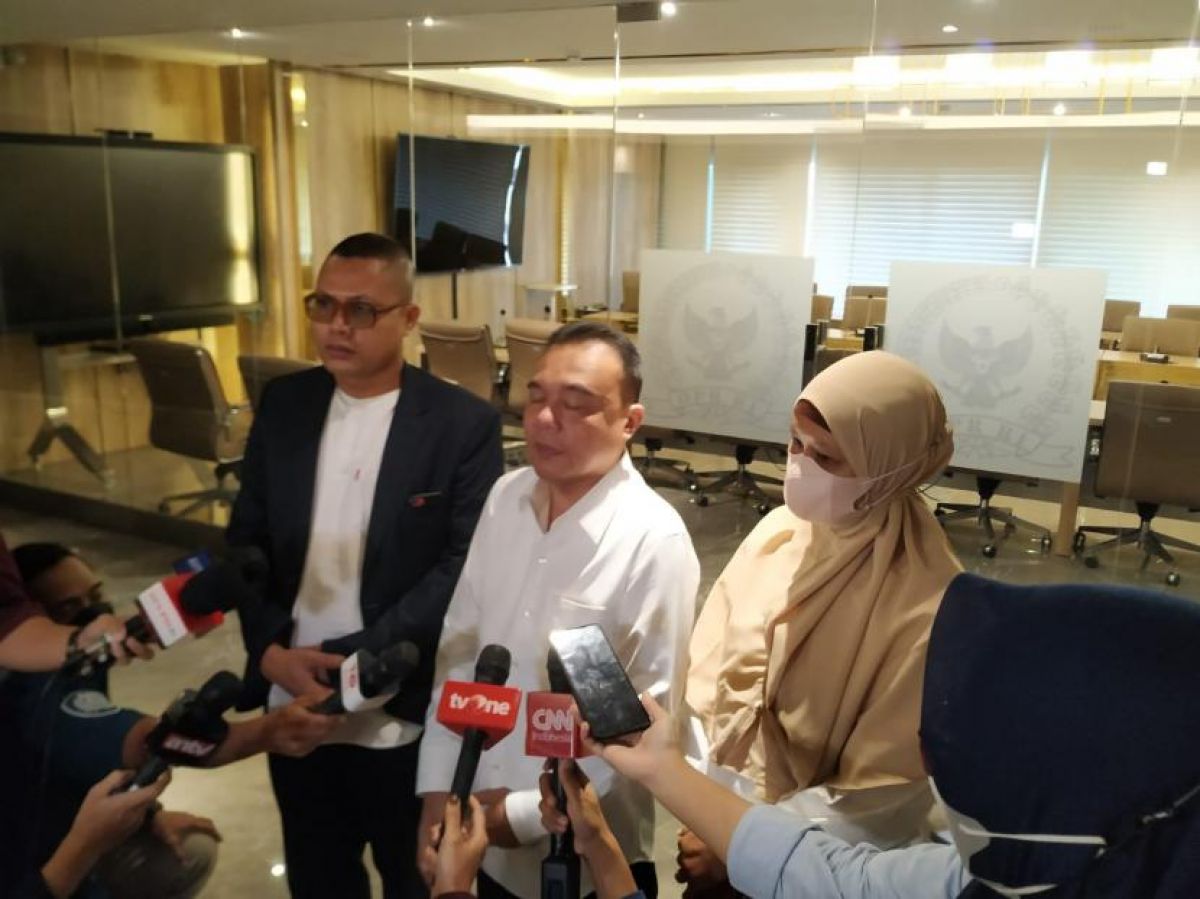 Wakil Ketua DPR Sufmi Dasco Ahmad menerima kedatangan Santi Warastuti di Kompleks Parlemen Senayan, Jakarta, Selasa (28/6). (Foto: Republika/Febrianto Adi Saputro)