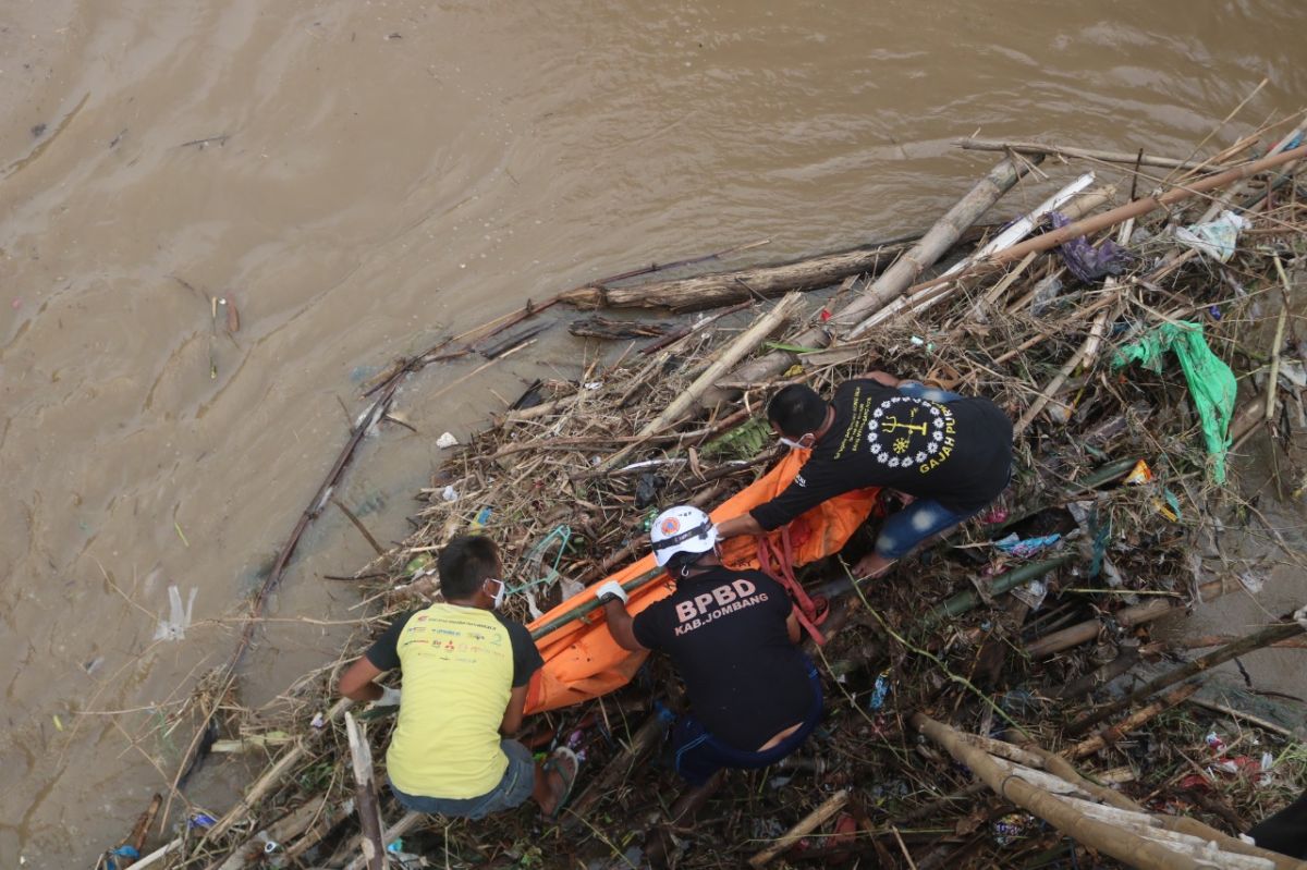 Proses evakuasi jasad wanita di Sungai Catak Banteng, Jombang. (Foto: Elok Aprianto/jatimnow.com)