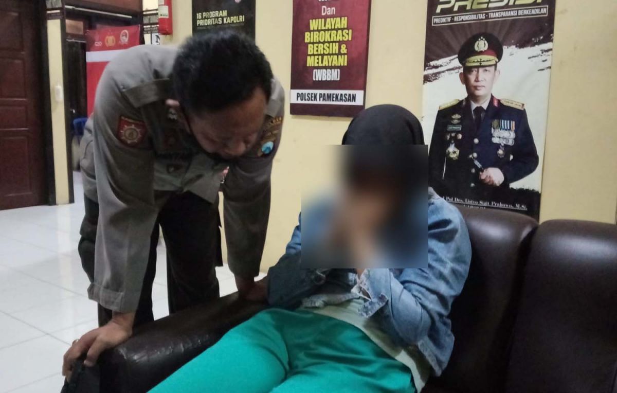 Wanita yang coba bunuh diri saat diamankan di Mapolsek Pamekasan (Foto: Heni for jatimnow.com)