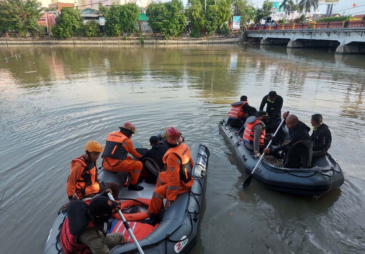 Proses pencarian terhadap wanita diduga ceburkan diri ke Sungai Jagir, Surabaya (Foto-foto: BPBD Kota Surabaya)