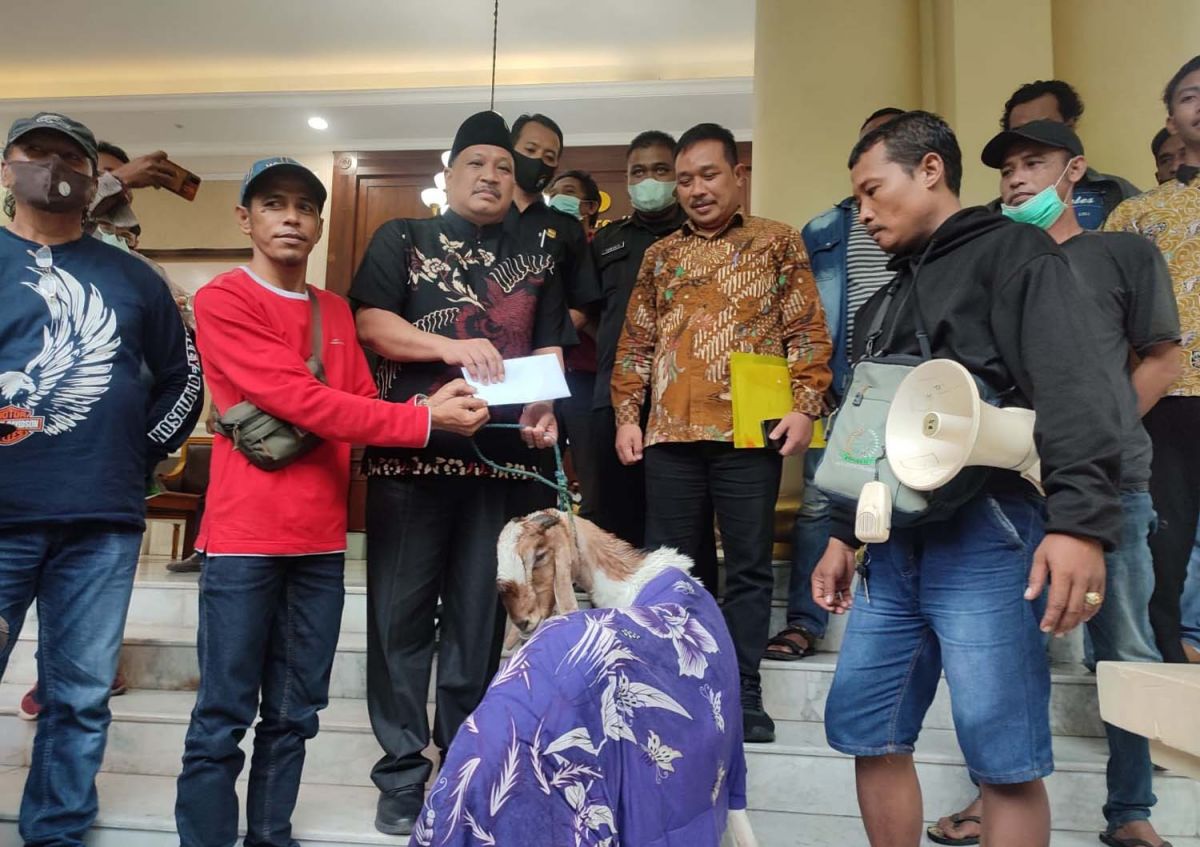 Massa saat demo di Gedung DPRD Gresik (Foto: Dokumentasi peserta aksi)