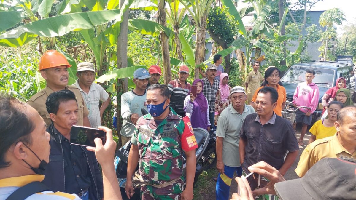 Warga adu mulut dan nyaris adu jotos dengan petugas PUPR Kota Probolinggo soal pembangunan jalan.(Foto: Mahfud Hidayatullah)