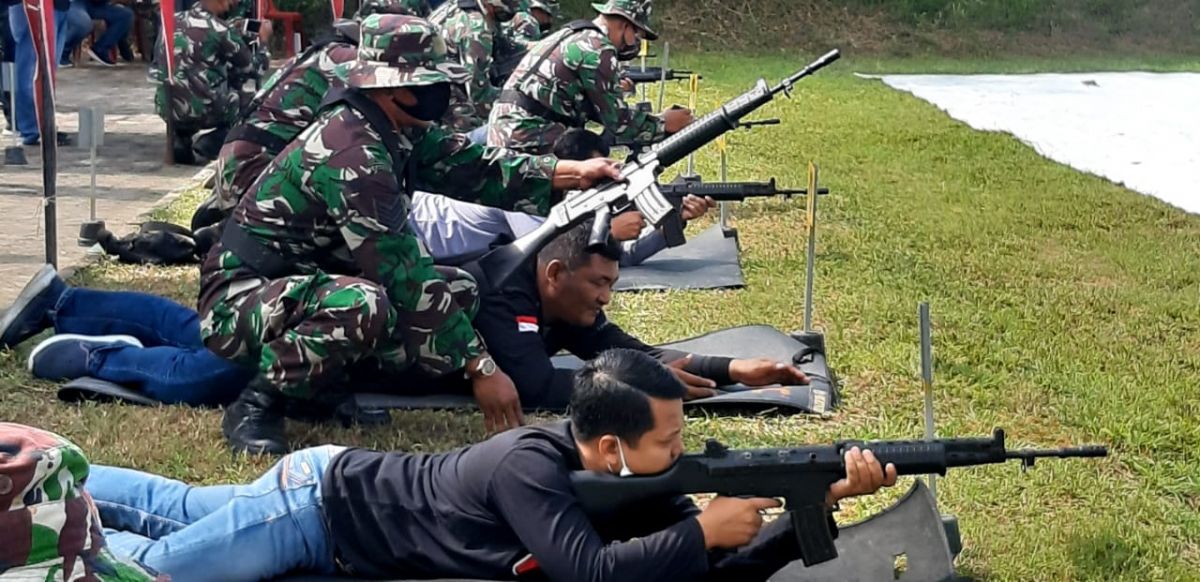 Wartawan dan TNI saat bersiap membidik sasaran pada giat latihan tembak bersama Kodim 0812 Lamongan. (Foto: Adyad Ammy Iffansah/jatimnow.com)