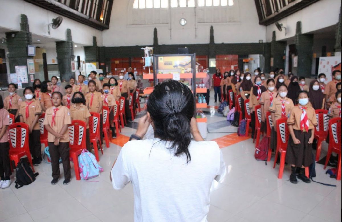 Sejumlah pelajar dan mahasiswa mengajak siswa SD dan memperkenalkan Bung Karno lahir Surabaya