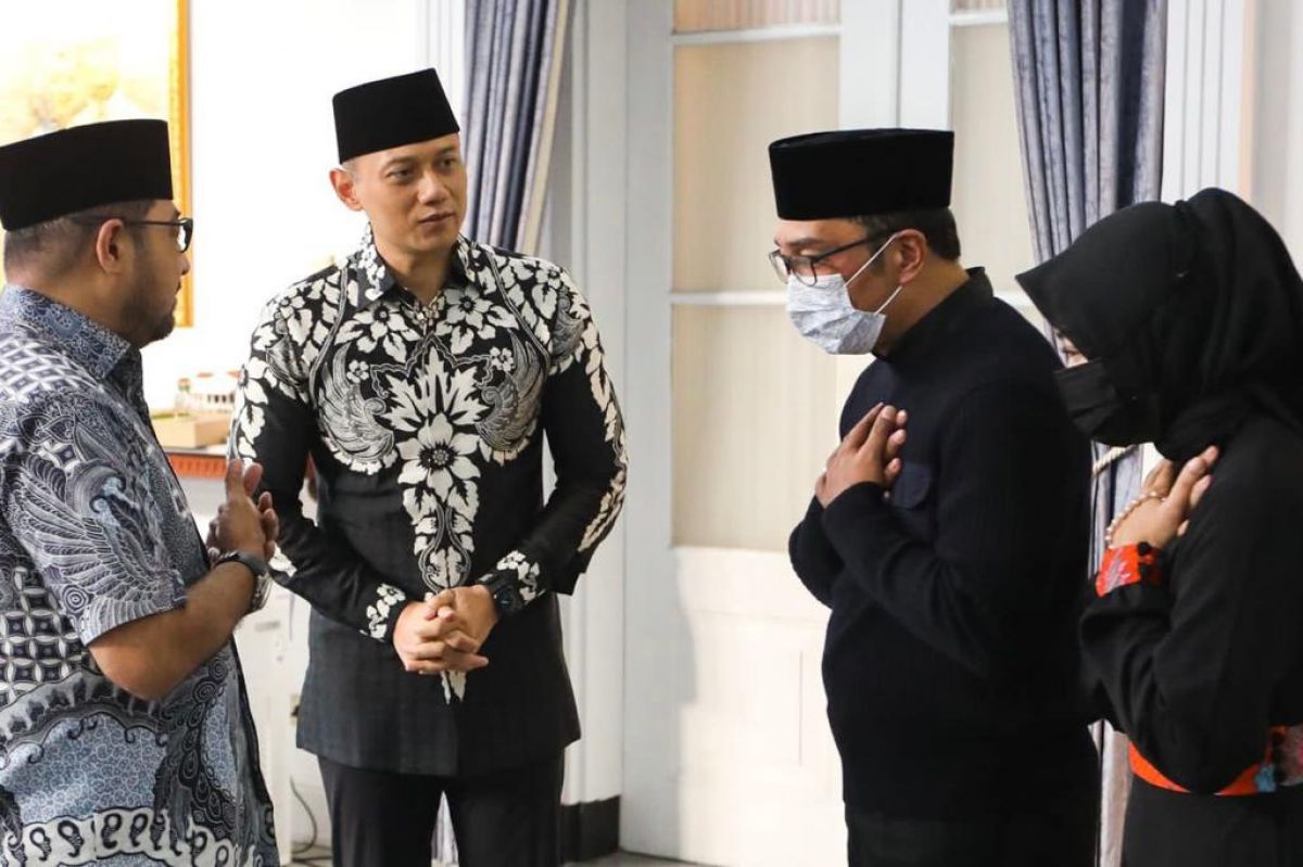 AHY saat takziah ke rumah Ridwan Kamil (Foto: Partai Demokrat)