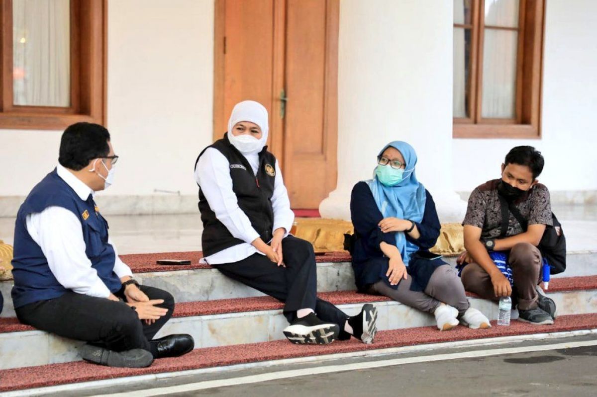 Sepatu dan Bunga, Potret Kesederhanaan Gubernur Jatim Khofifah Indar Parawansa