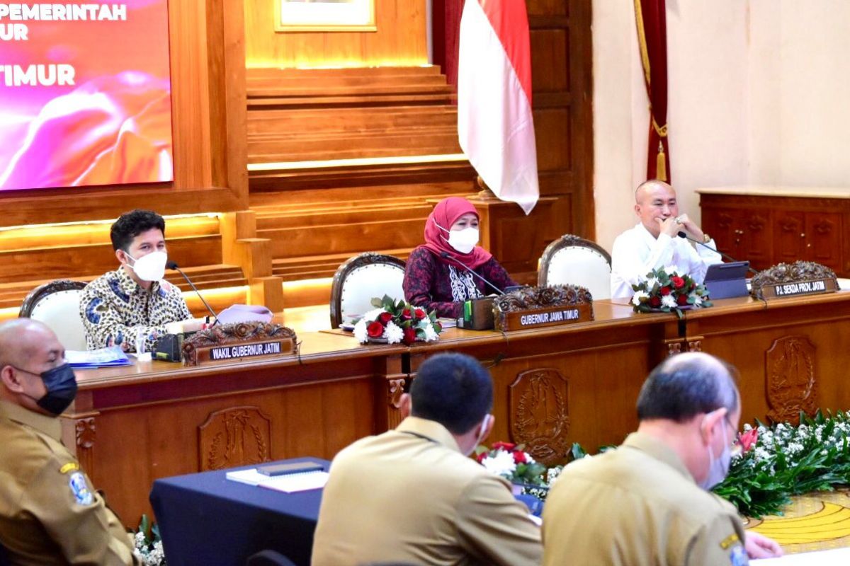 Gubernur Jatim Khofifah Indar Parawansa saat memimpin Rapat Koordinasi Pembahasan RKPD (Foto-foto: Humas Pemprov Jatim)