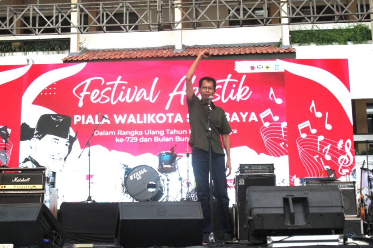 Ketua DPRD Kota Surabaya, Adi Sutarwijono dalam lomba musik akustik para pelajar dan mahasiswa di Untag Surabaya (Foto-foto: Adi for jatimnow.com)