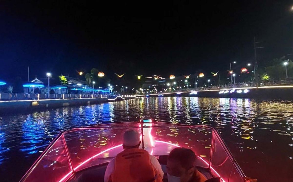 Pemandangan malam hari di Wisata Air Kalimas, Surabaya (Foto-foto: Ni'am Kurniawan/jatimnow.com)