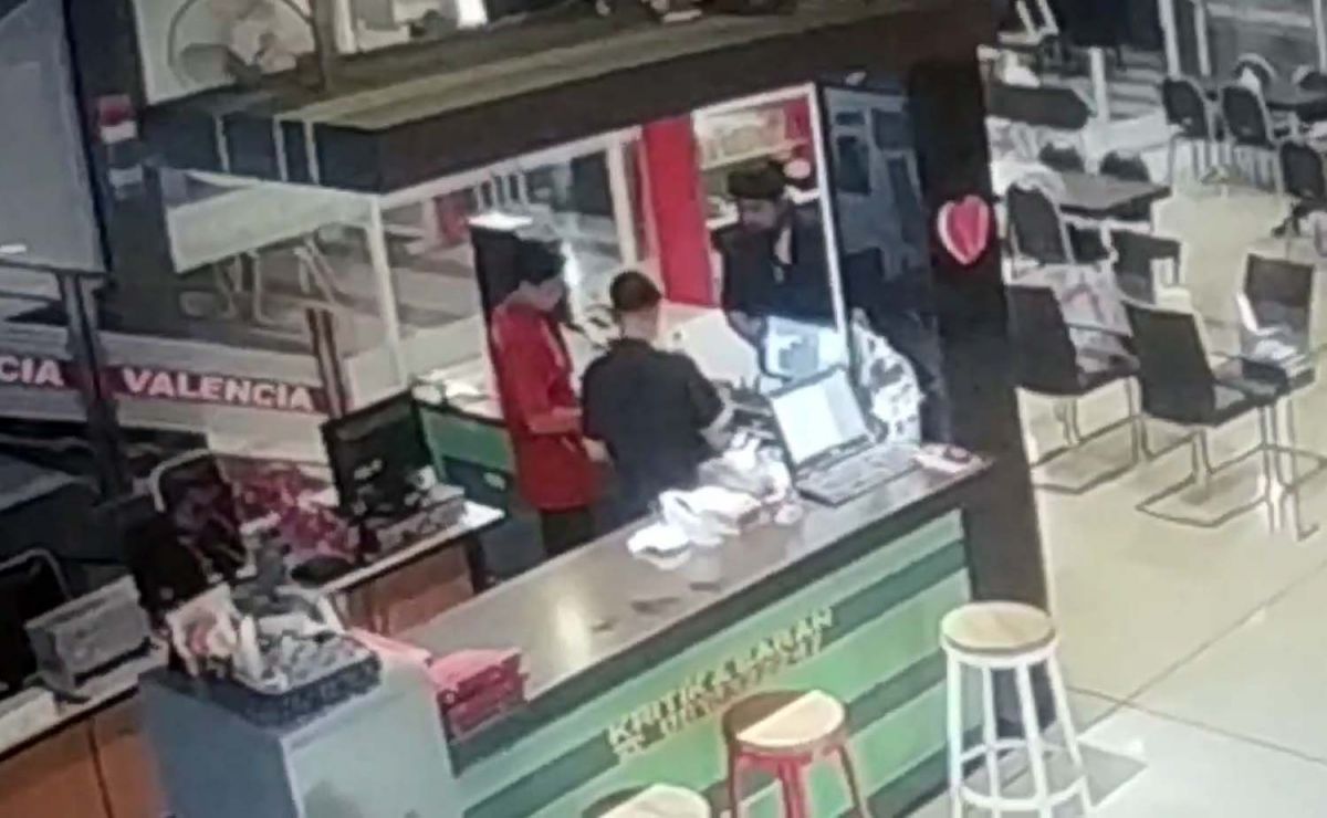 Tangkapan layar video CCTV yang merekam WNA diduga pelaku penipuan di Kota Pasuruan