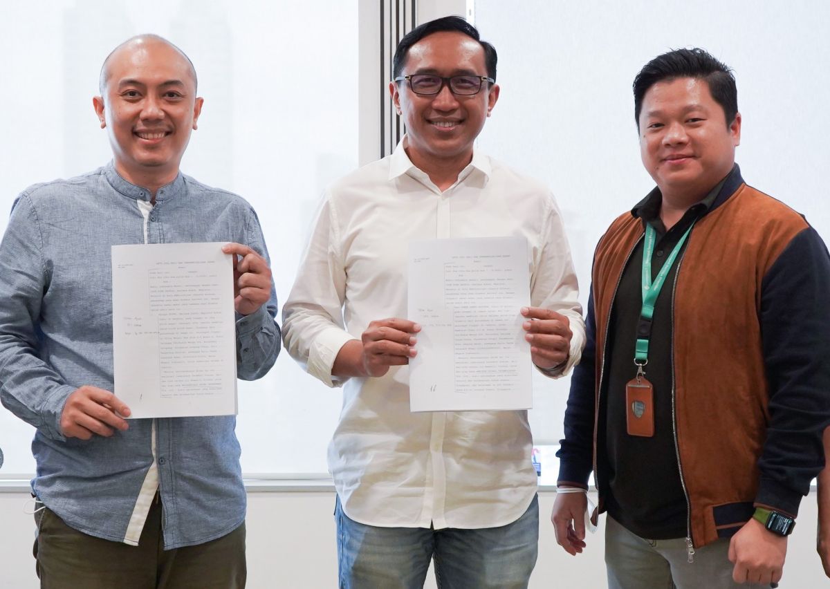 Direktur Ameisys Global Technologies, Frank Danny Hodyson (kiri), Direktur & Chief Finance Officer XL Axiata, Budi Pramantika (tengah) dan CEO PT Hipernet Indodata, Sudianto Oei (kanan) dalam acara penandatanganan pengambilalihan saham PT Hipernet Indodat