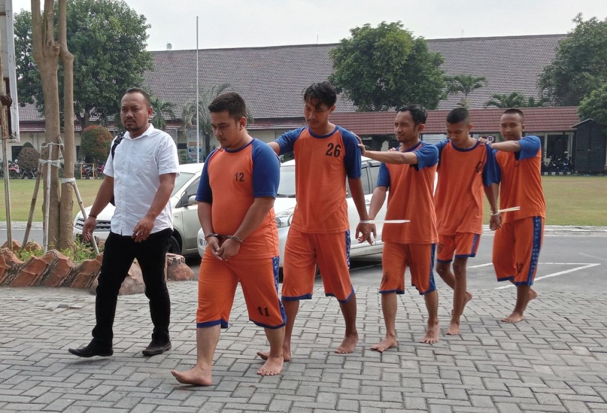 Lima orang tersangka yang diamankan polisi saat upaya jemput paksa Mas Bechi. (Foto: Elok Aprianto/jatimnow.com)