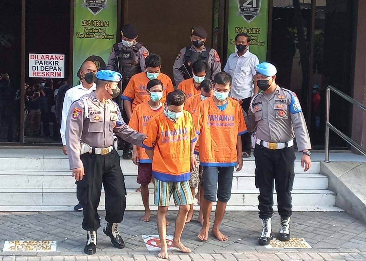 Enam pemuda yang memerkosa gadis diamankan di Mapolresta Sidoarjo (Foto: Dok. Zainul Fajar/jatimnow.com)