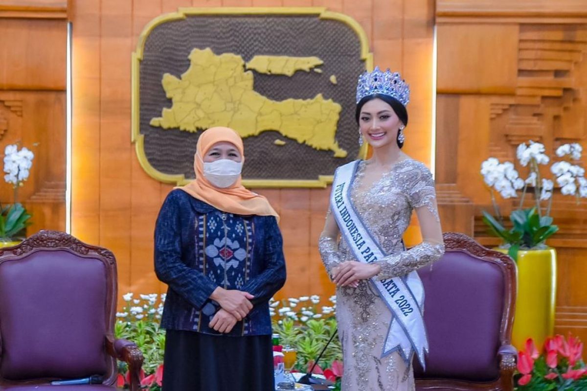 Gubernur Khofifah bersama Adinda Cresheilla di Gedung Negara Grahadi Surabaya. (Foto: Humas Pemprov Jatim/jatimnow.com)
