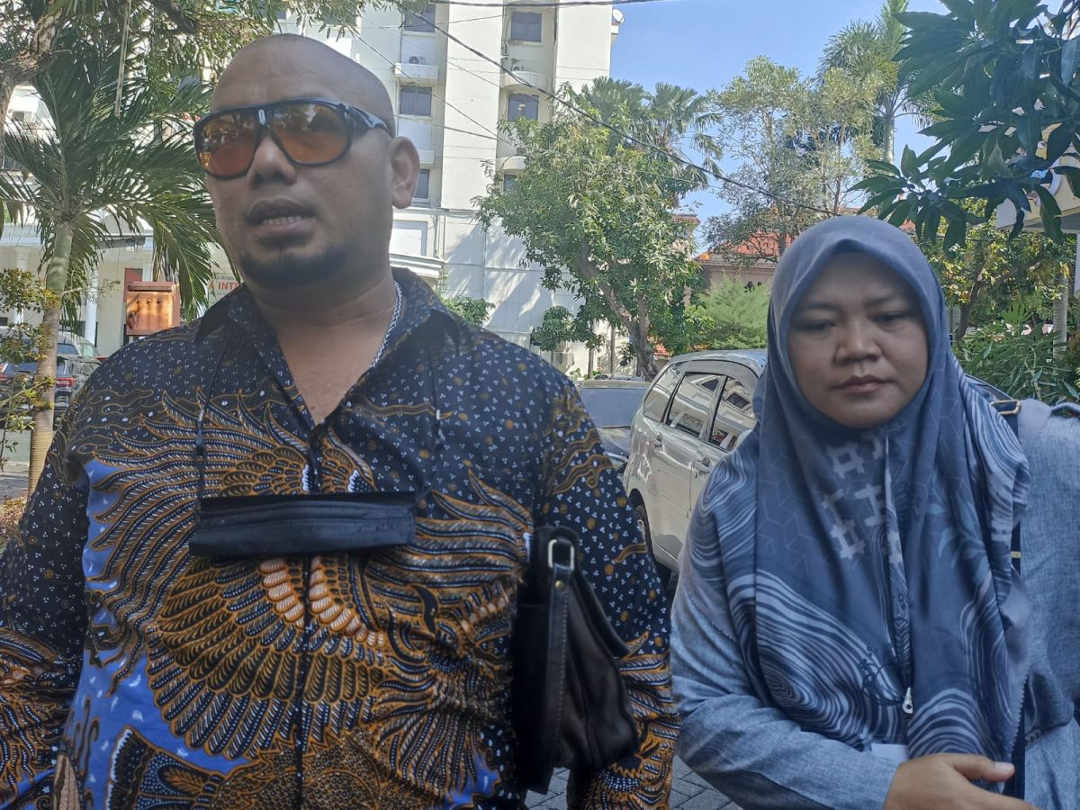 Aulia Rahma dan Salawati usai mendatangi gedung Satreskrim Polrestabes Surabaya. (Foto: Farizal Tito/jatimnow.com)