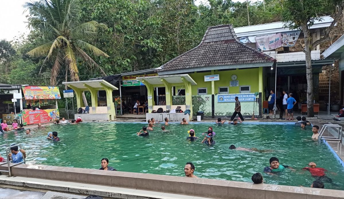 Kolam renang Banyu Anget Tirta Husada di Pacitan. (Foto: Mita Kusuma/jatimnow.com)