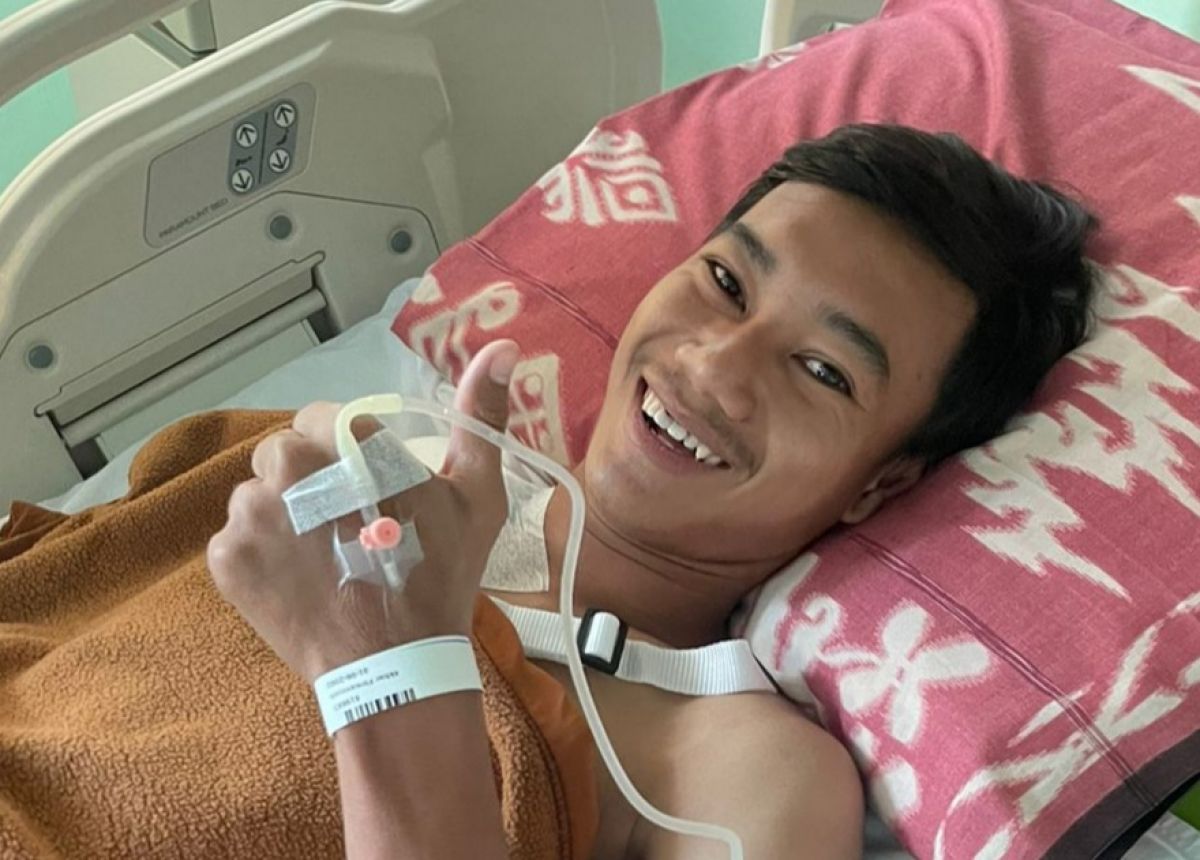 Akbar tersenyum usai jalani operasi bahu kanan. (Foto: Manajemen Gresik United/jatimnow.com)