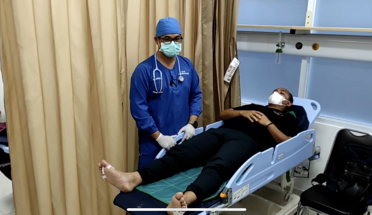 Proses perawatan Kasat Reskrim Jombang di IGD Bhayangkara Kediri.(Foto: Yanuar Dedy/Jatimnow.com)