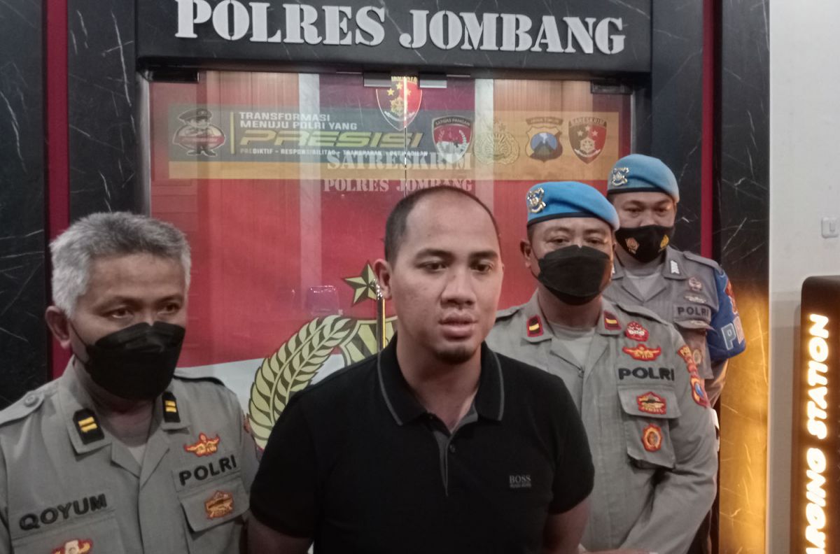 Kasat Reskrim Polres Jombang, AKP Giadi Nugraha saat memberikan keterangan dihentikannya penyelidikan kasus dugaan perselingkuhan yang dilakukan oknum polisi (Foto: Elok Aprianto/jatimnow.com)