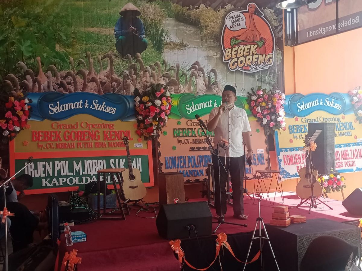 Ali Fauzi, Ketua Yayasan Lingkar Perdamaian Lamongan sekaligus Owner Bebek dan Ayam Goreng Kendil. (Foto : Adyad Ammy Iffansah/atimnow.com)