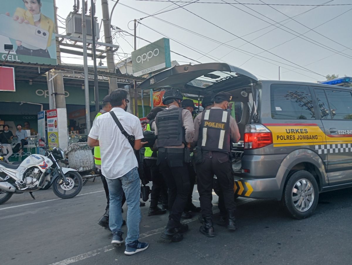 Anggota Brimob Polda Jatim yang dilarikan ke rumah sakit usai diserang salah satu pendukung MSAT.(Foto: Elok Aprianto)
