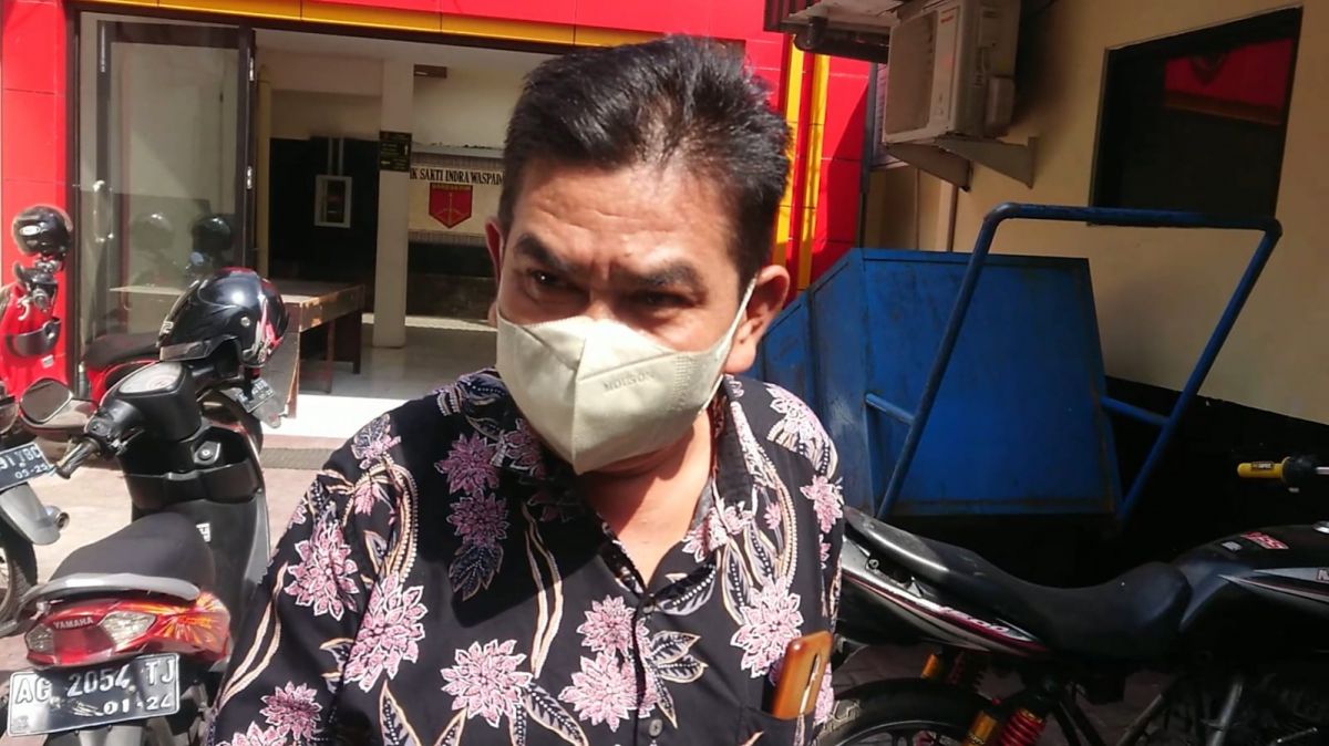 Basroni saat keluar dari ruang penyidikan.(Foto: Bramanta Pamungkas)