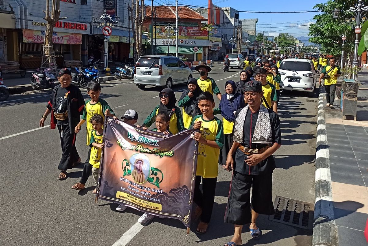 48 cucu dan cicit Hj Lebrok menjalani tradisi angon putu. (Foto: Mita Kusuma/jatimnow.com)