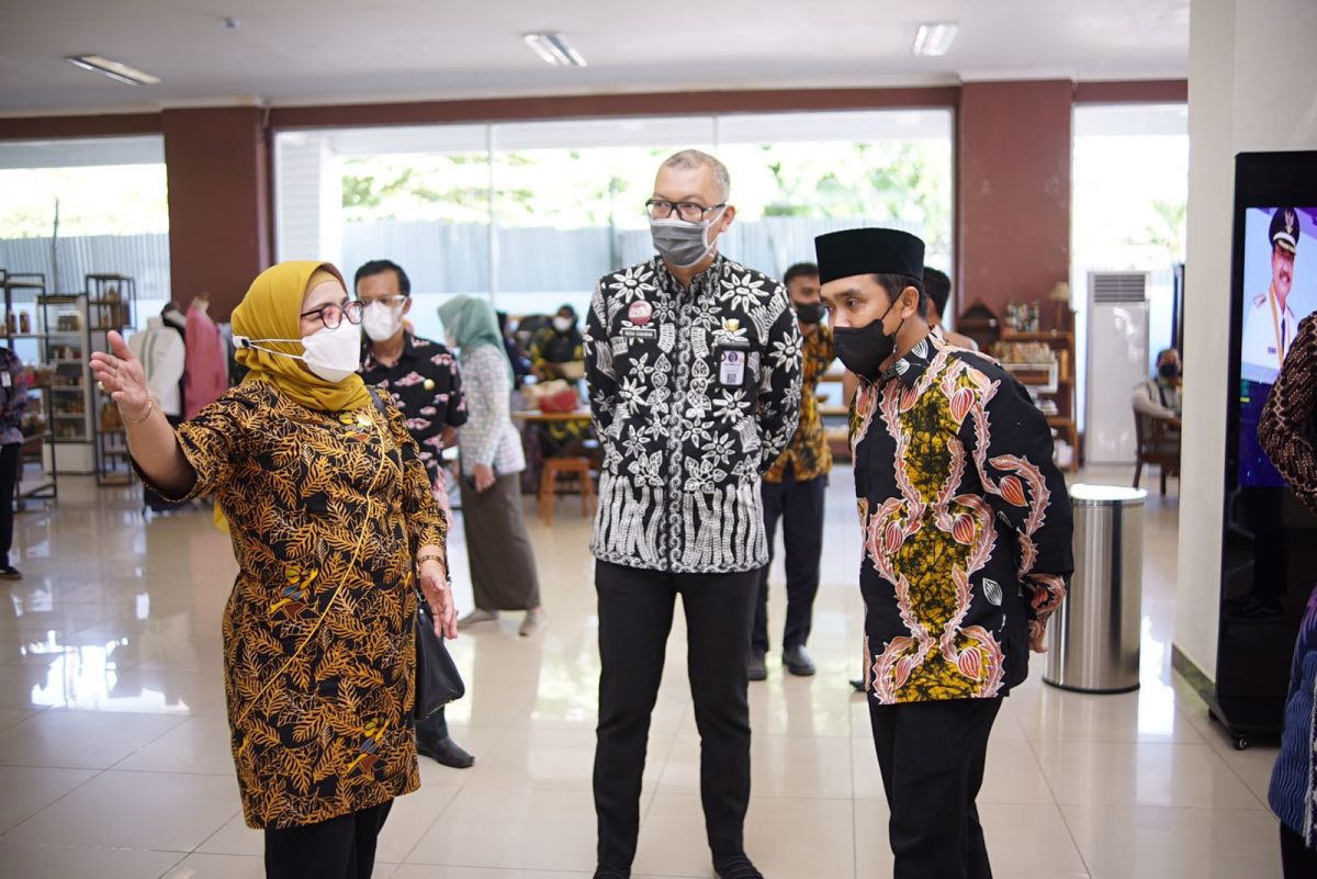 Asisten Deputi Kemenpan RB, Noviana Andrina saat mengunjungi MPP di Kota Pasuruan. (Foto: Humas Pemkot Pasuruan/jatimnow.com)