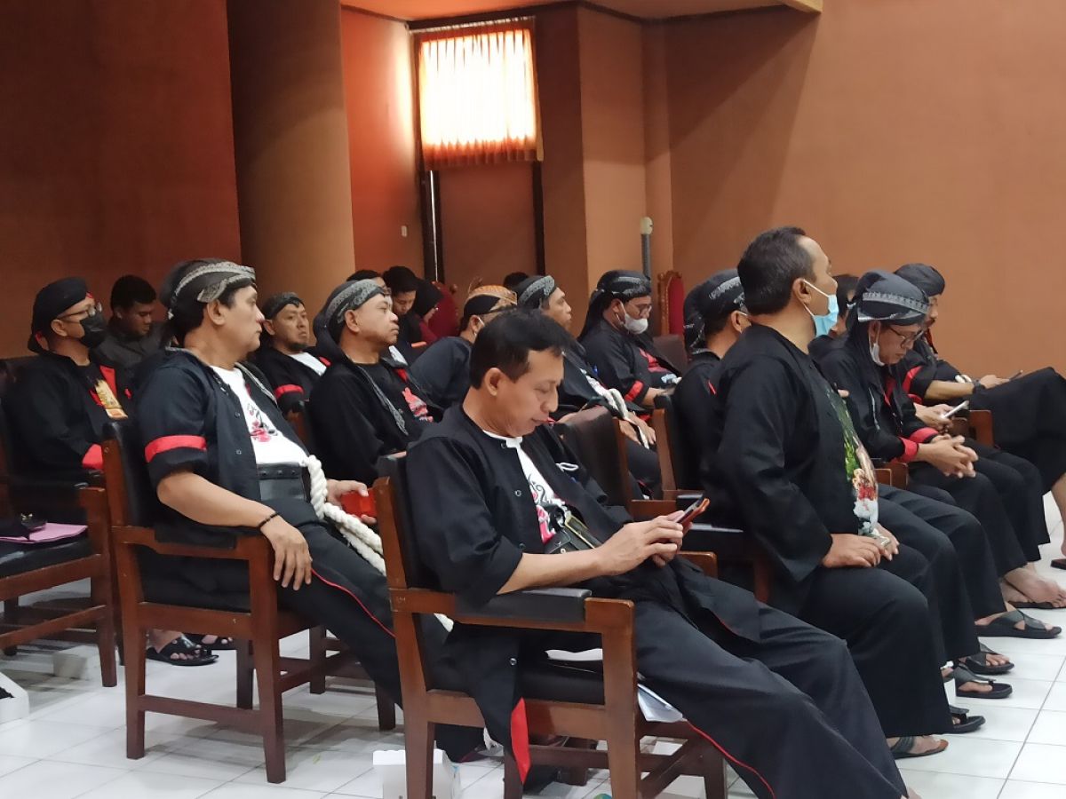 ASN Pemkab Ponorogo mengenakan pakaian warok. (Foto: Mita Kusuma/jatimnow.com)