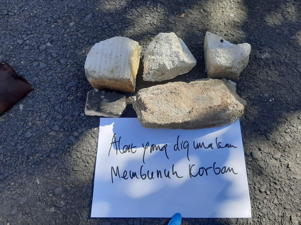 Sejumlah barang bukti yang diamankan polisi dalam kasus dugaan pembunuhan anak di bawah umur di Dusun Barat, Desa Mandangin, Sampang. (Foto: Polres Sampang for jatimnow.com)