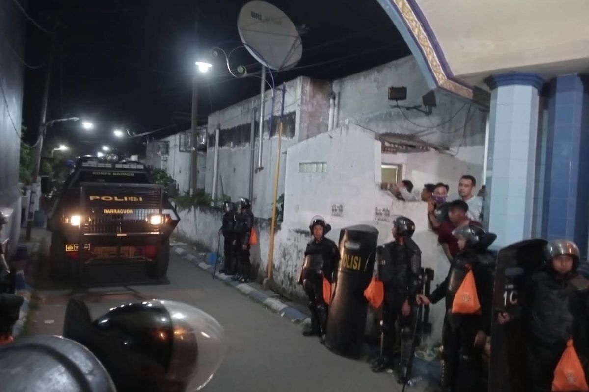 Barracuda saat keluar dari pintu samping Ponpes Shiddiqiyyah Ploso, Jombang (Foto: Elok Aprianto/jatimnow.com)
