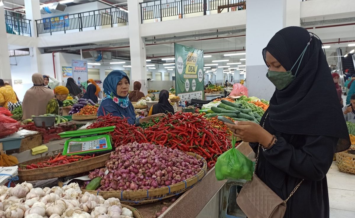 Pedagang bawang Pasar Legi Ponorogo. (Foto: Mita Kusuma/jatimnow.com)