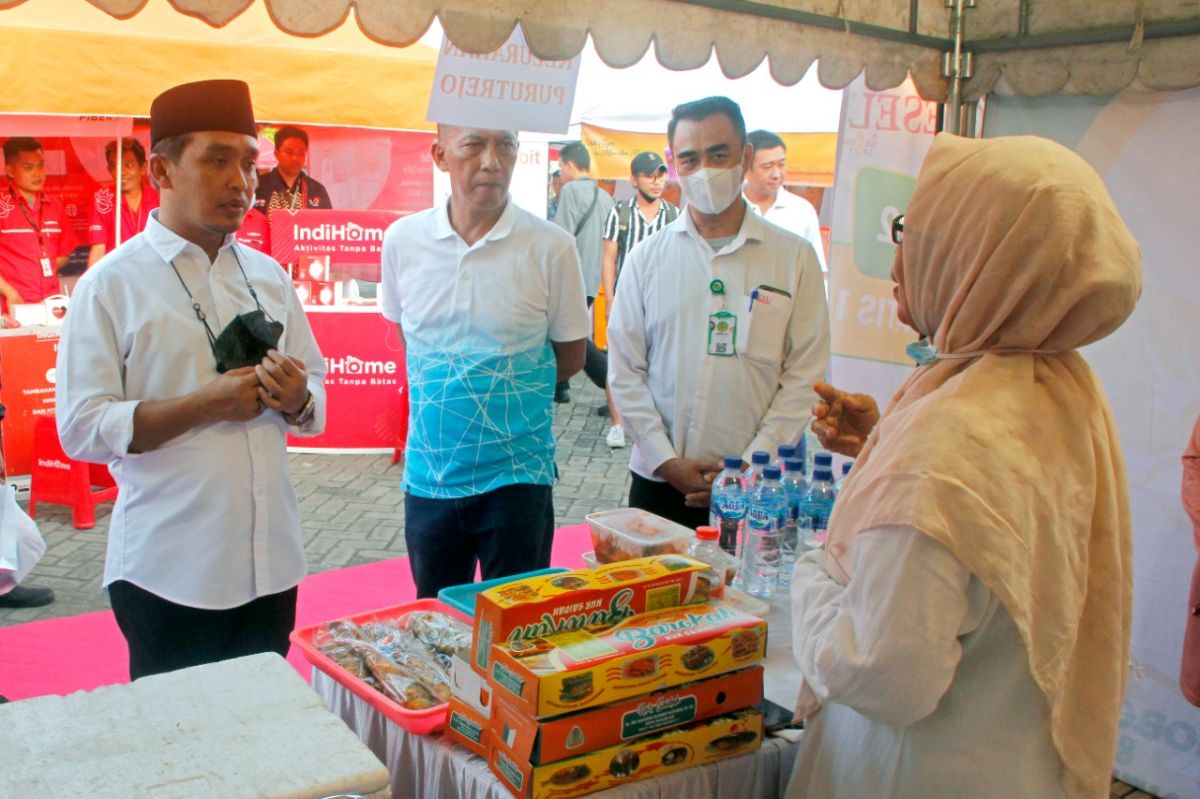 Mas Adi saat meninjau stand UMKM dalam gelaran UMKM Carnival. (Foto: Humas Pemkot Pasuruan/jatimnow.com)
