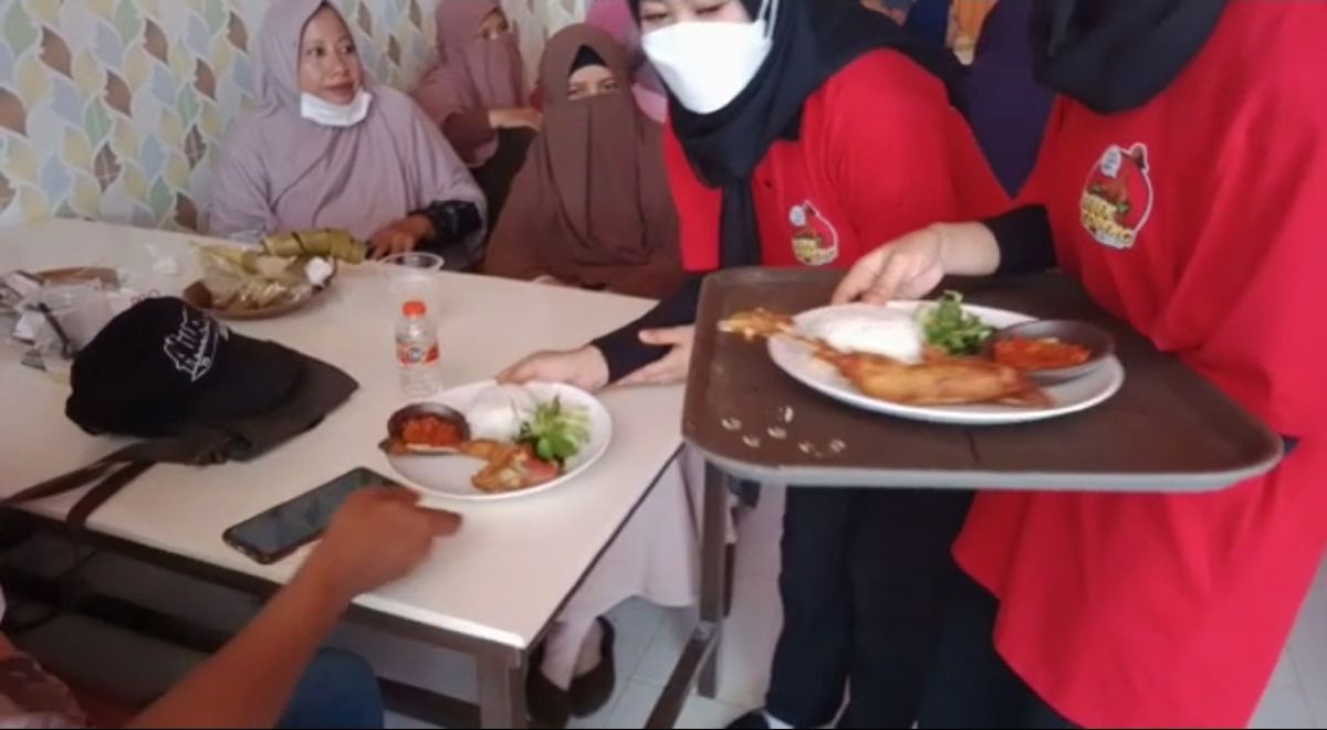 Menu makanan andalan RM Bebek dan Ayam Goreng Kendil yang dimasak eks napiter di Lamongan.(Foto: Adyad Ammy Iffansah/jatimnow.com)