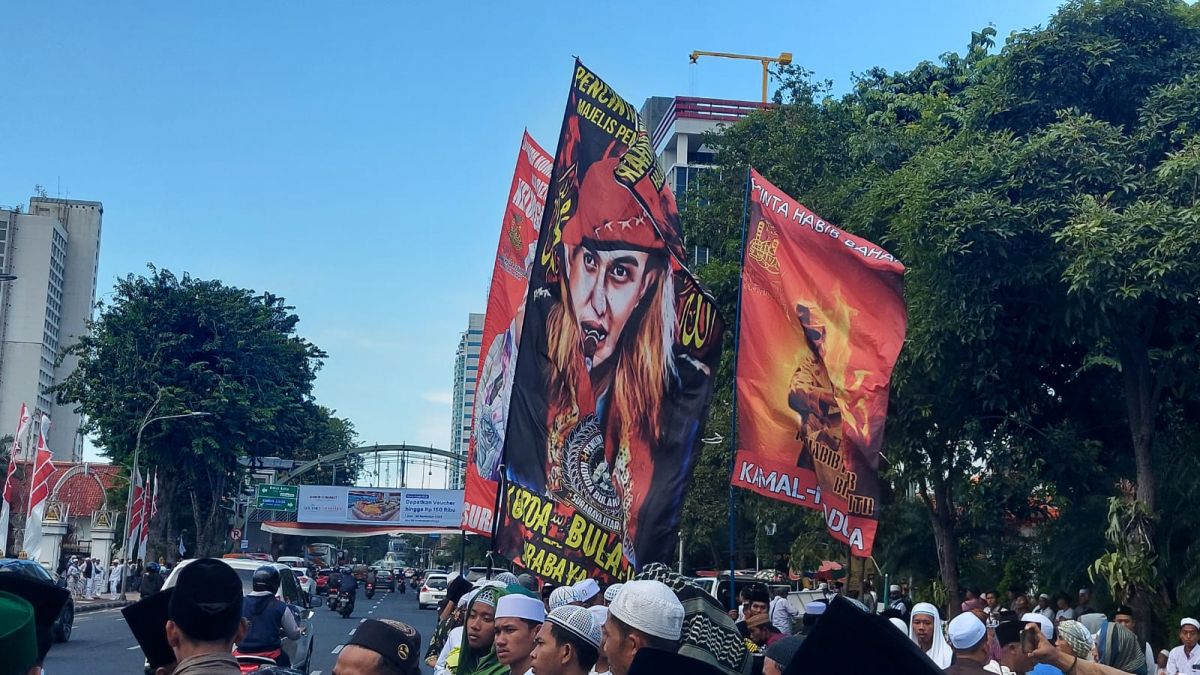 Bendera bergambar Habib Bahar berkibar dalam demo menuntut penutupan Holywings di depan Grahadi Surabaya. (Foto: Ni'am Kurniawan/jatimnow.com)