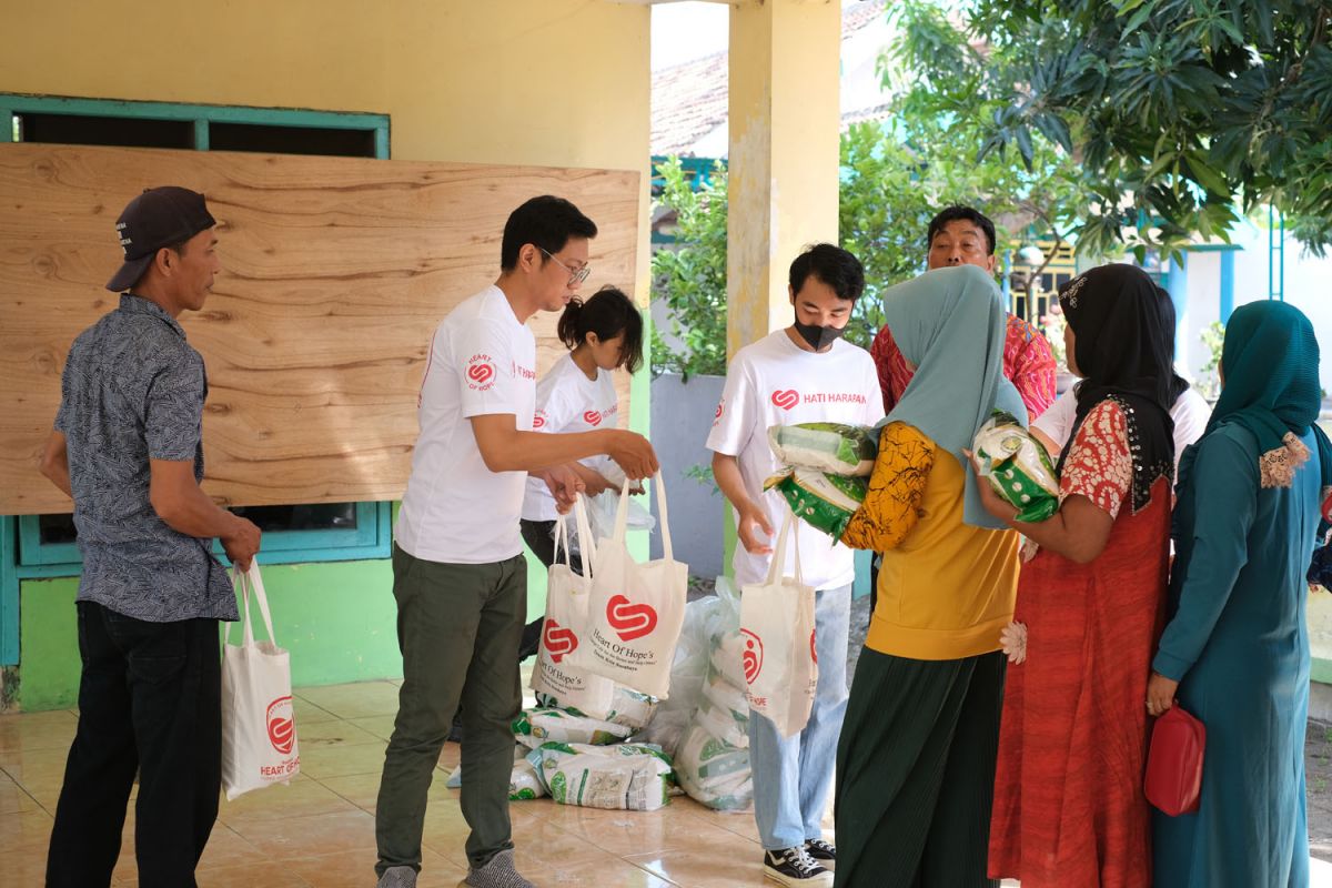 Komunitas Hati Harapan berbagi ratusan paket sembako untuk warga Persisir Sidoarjo (Foto: Kresno for jatimnow.com)