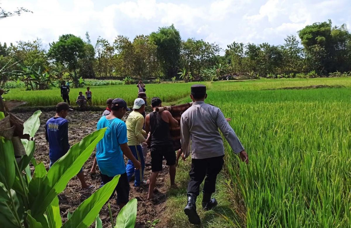Proses evakuasi jasad bocah SD yang diduga tenggelam dalam sungai di Ponorogo (Foto: Dwiono for jatimnow.com)