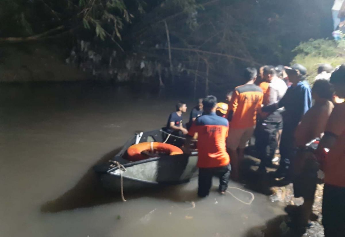 Proses evakuasi jasad bocah di Kota Pasuruan yang dilaporkan hilang tenggelam (Foto: BPBD Kota Pasuruan)
