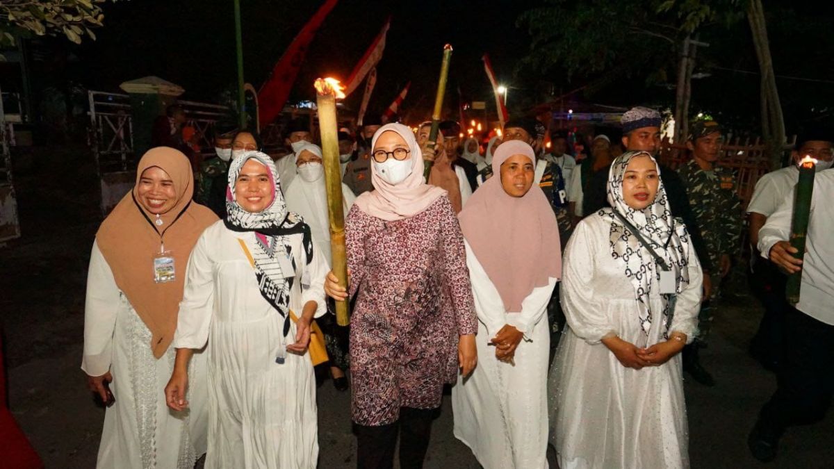 Bupati Banyuwangi Ipuk Fiestiandani saat mengikuti pawai obor.(Foto: Humas Pemkab Banyuwangi)