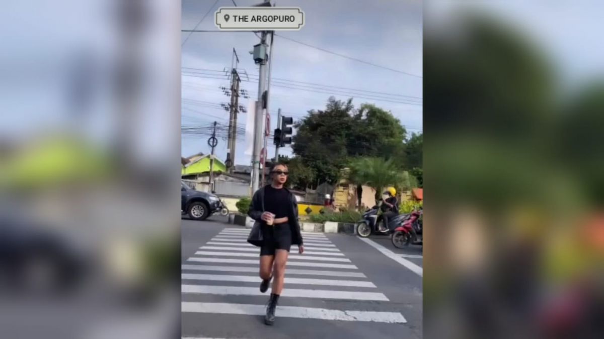 Cowok berlenggok di traffic light Argopuro Jember. (Foto: WhatsApp grup)