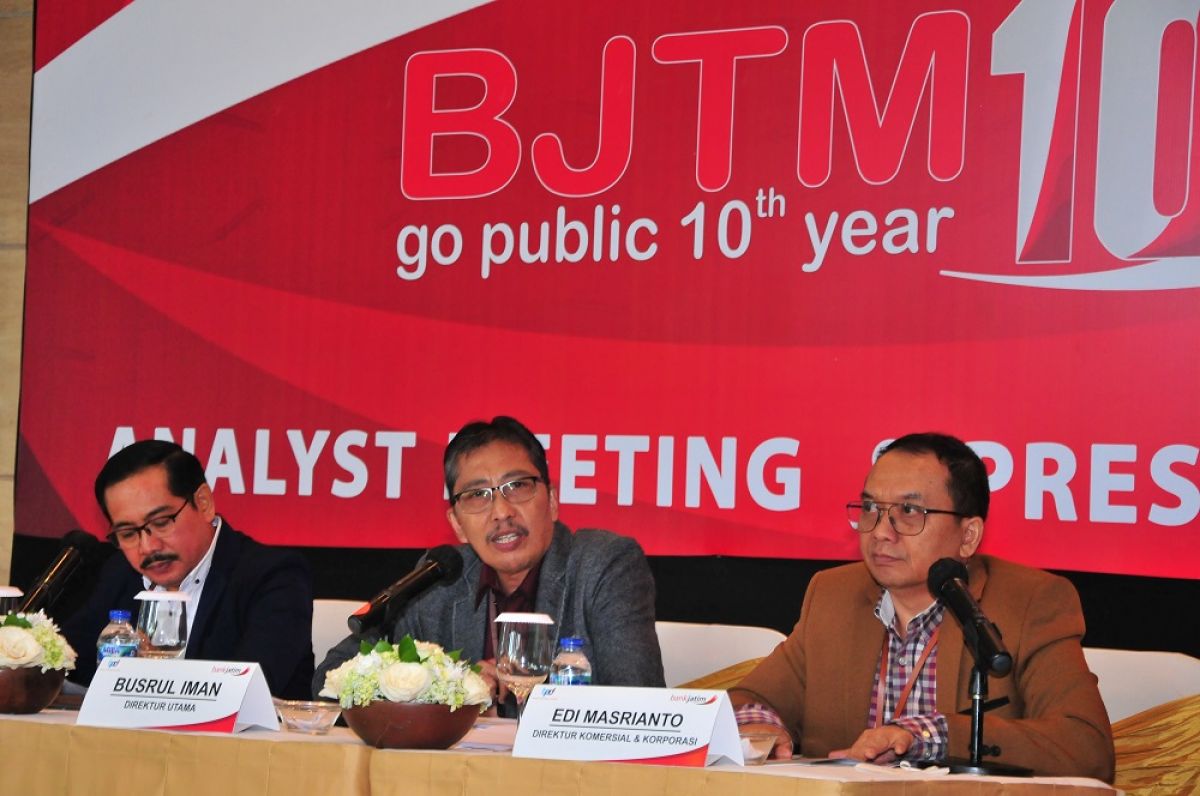 Corporate Secretary Bank Jatim Budi Sumarsono (kiri), Direktur Utama Busrul Iman (tengah), Direktur Komersial dan Korporasi Edi Masrianto (kanan). (Foto: Dok Bank Jatim for jatimnow.com)
