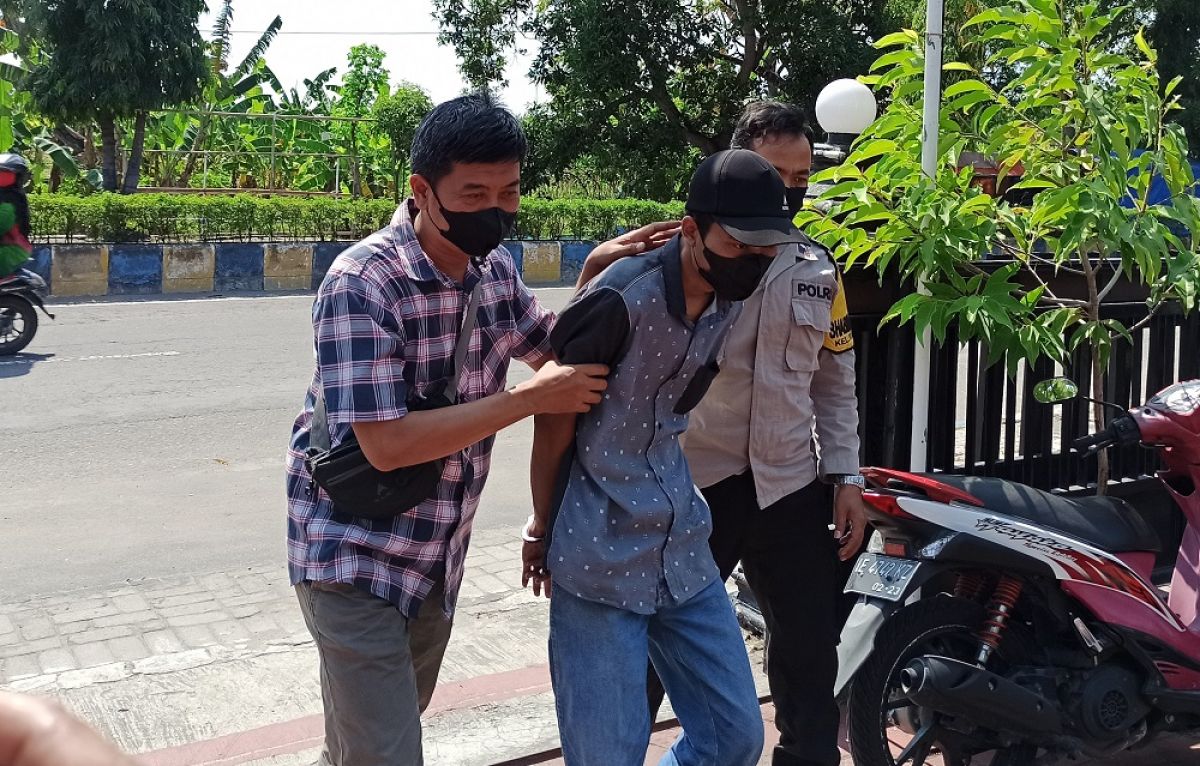 Pelaku Curanmor yang terekam CCTV diamanan karena kehabisan BBM. (Foto: Mita Kusuma/jatimnow.com)