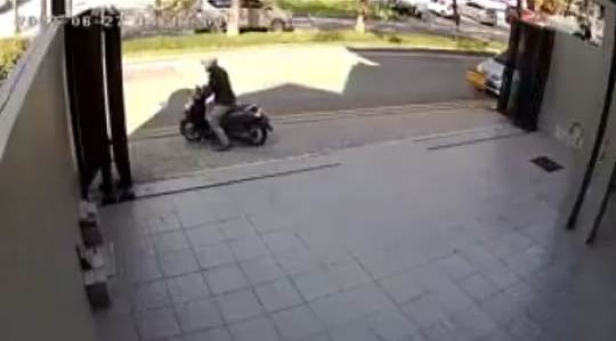 Rekaman CCTV pencurian motor di Kantor Timedoor Academy, Citraland, Surabaya.(Foto: Media Sosial)