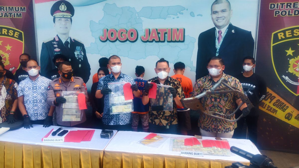 Tiga pelaku curanmor dan barang bukti ratusan motor saat dirilis di Mapolda Jatim. (Foto: Zain Ahmad/jatimnow.com).