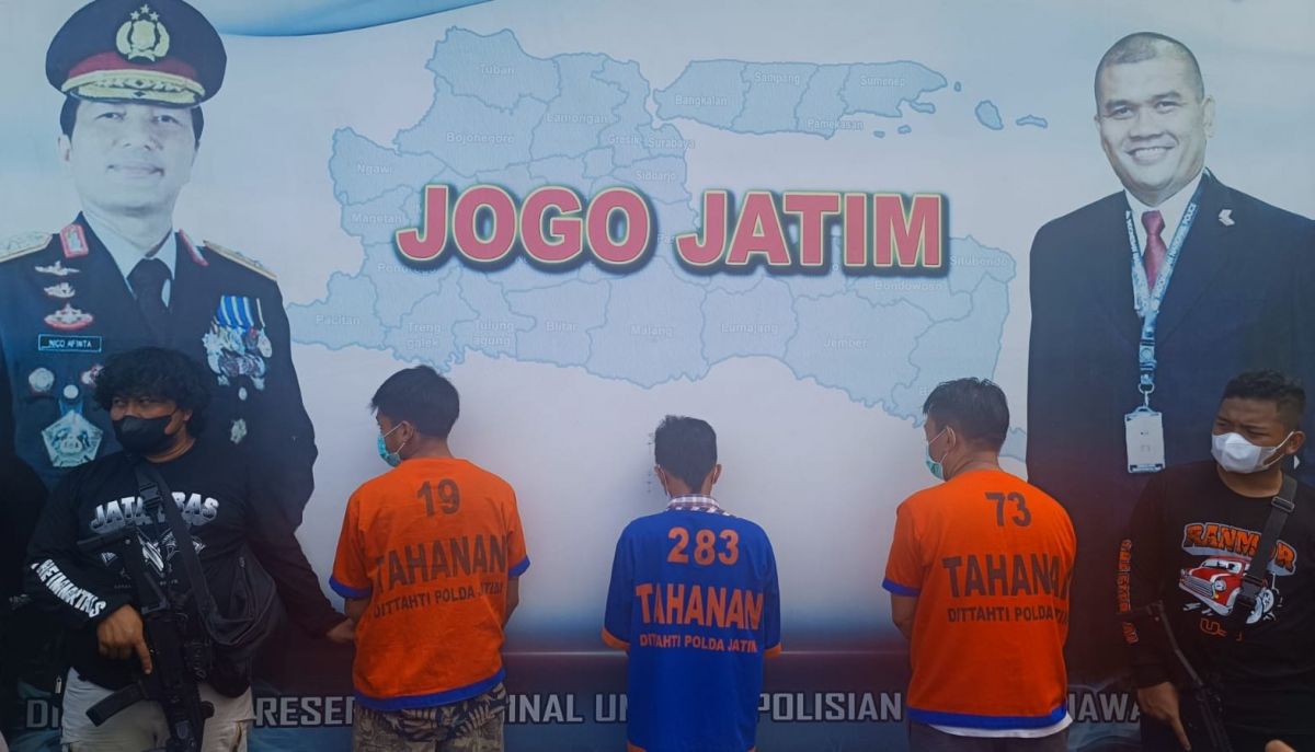 Tiga pelaku curanmor dan barang bukti ratusan motor saat dirilis di Mapolda Jatim. (Foto: Zain Ahmad/jatimnow.com).