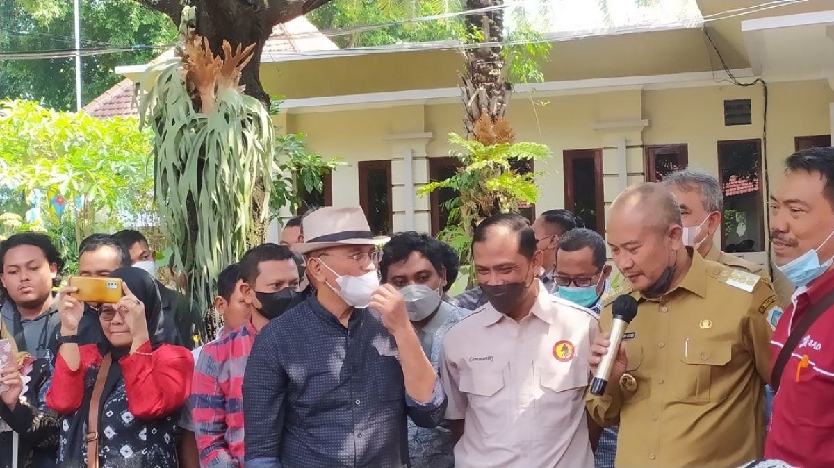 Dahlan Iskan saat melihat pengaplikasian obat PMK di Lamongan.(Foto: Adyad Ammy Iffansah/jatimnow.com)