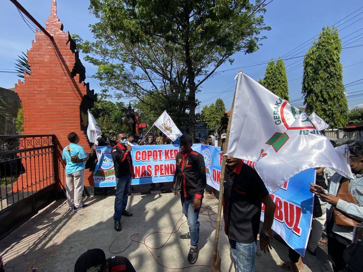 Aksi unjuk rasa oleh Aliansi Kediri Bersatu di depan Dinas Pendidikan Kota Kediri. (Foto: Yanuar Dedy/jatimnow.com)